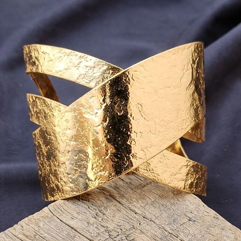 Bold Textured Gold Cuff Bracelet — a luxurious statement accessory crafted to add modern elegance and powerful style to any outfit.